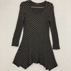 Tianello Black Cream Textured Geometric Stretch Knit Sharkbite Hem Tunic Medium
